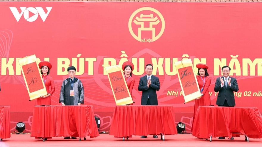 President attends New Year writing ritual at Nguyen Trai Memorial Temple